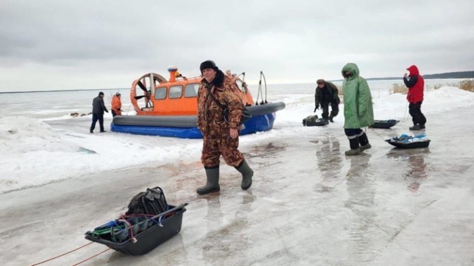 В Финском заливе с оторвавшейся льдины спасли пятерых рыбаков