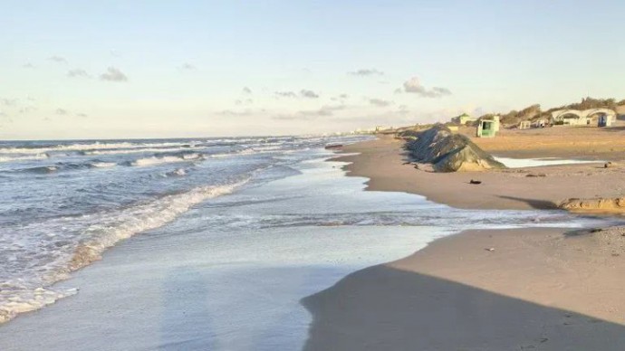 На пляже "Высокий берег" в Анапе ликвидируют точечные выбросы мазута - Новости на Вести.ru