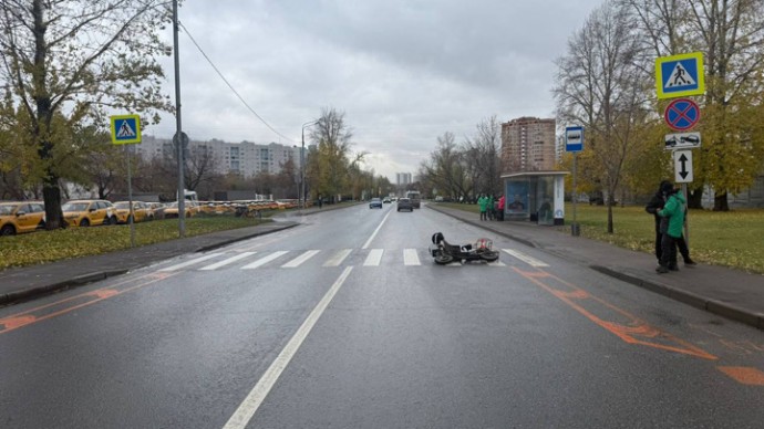 Сотрудник службы доставки без прав сбил пенсионерку на переходе в Москве - Новости на Вести.ru